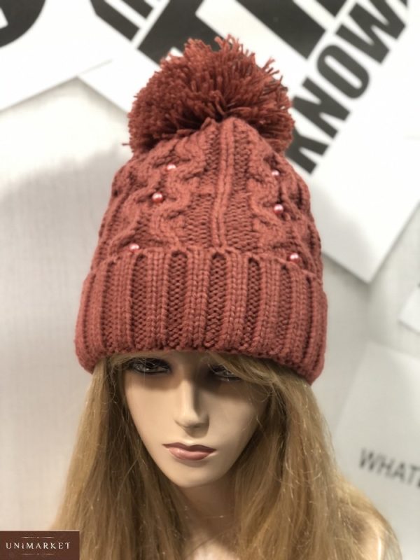 Заказать женскую вязаную шапку цвета кирпич с помпоном и бусинками недорого