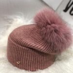 Замовити жіночу вовняну шапку кольору пудра з пухнастим помпоном онлайн