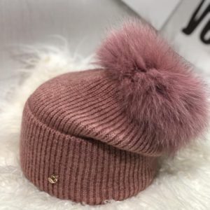 Заказать женскую шерстяную шапку цвета пудра с пушистым помпоном онлайн