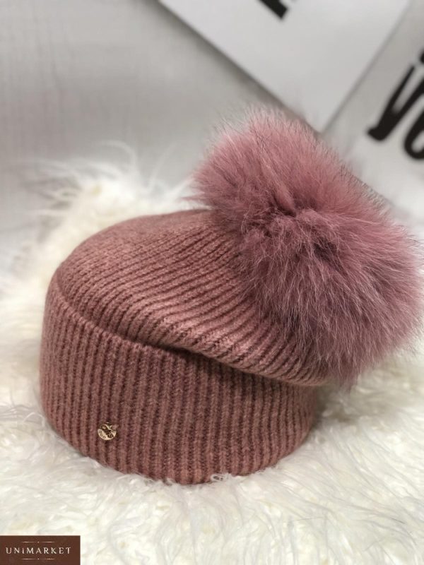 Замовити жіночу вовняну шапку кольору пудра з пухнастим помпоном онлайн