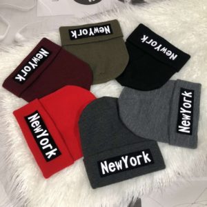 Купить разных цветов женскую и мужскую шапку с надписью New York онлайн
