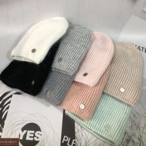 Замовити різних кольорів жіночу однотонну шапку фасону лопатка панчіх за низькими цінами
