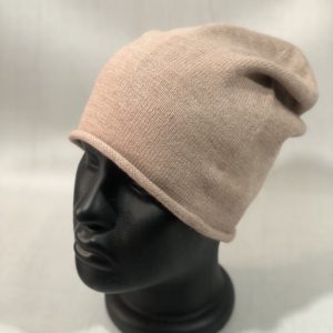 Приобрести выгодно женскую бежевую шерстяную шапку с завернутым краем