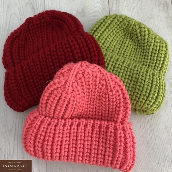 Купити на зиму бордо, корал, зелену шапку крупної в'язки з відворотом в інтернеті для жінок