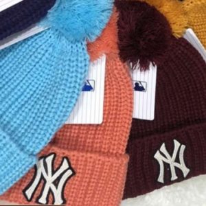 Заказать женскую вязаную шерстяную шапку с эмблемой и помпоном разных цветов онлайн