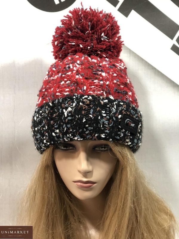 Заказать красную женскую теплую шапку с разноцветными вкраплениями в интернете