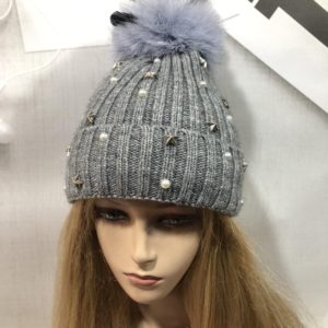 Купить серую женскую теплую шапку с жемчугом и звездами в интернете