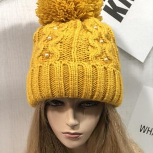 Купить желтую женскую вязаную шапку с помпоном и бусинками на зиму недорого