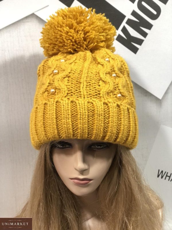 Купити жовту жіночу в'язану шапку з помпоном і намистинками на зиму недорого