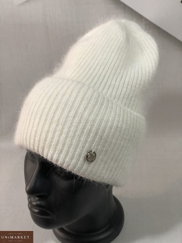 Купити білого кольору витягнуту шапку з ангори жіночу з шерстю в інтернеті