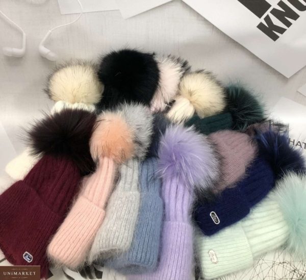 Купить разных цветов женскую шапку рубчик с отворотом и пушистым помпоном в интернете