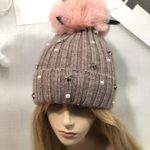 Замовити сіро-рожеву теплу шапку з перлами жіночу і зірками дешево