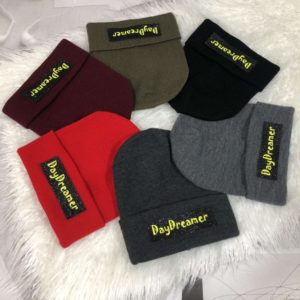 Заказать на подарок женскую и мужскую шапку с надписью Day Dreamer разных цветов в Украине