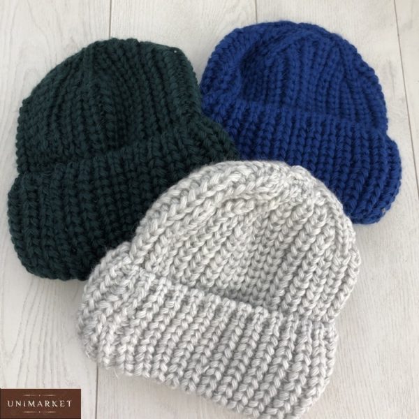 Купить на зиму женскую шапку крупной вязки с отворотом цвета черный, серый, синий недорого