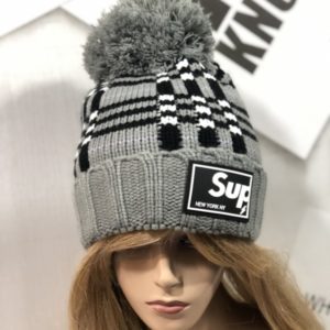 Заказать серого цвета вязаную шапку на зиму для женщин в клетку в Украине на подарок