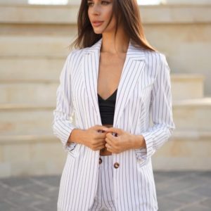 Купить женский брючный костюм в полоску (размер 42-48) белого цвета выгодно