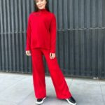 Замовити червоного кольору жіночий костюм машинної в'язки: светр + широкі штани в інтернеті
