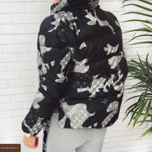 Купить онлайн черную камуфляжную короткую куртку по скидке с холлофайбером для женщин