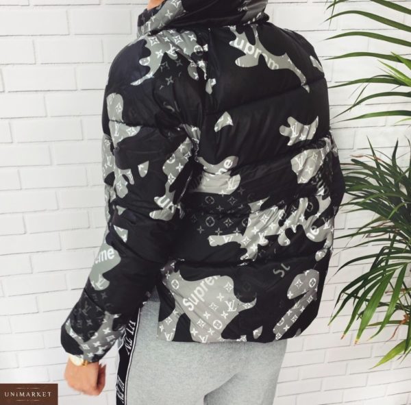 Купить онлайн черную камуфляжную короткую куртку по скидке с холлофайбером для женщин