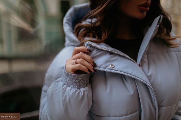 Заказать голубую женскую зимнюю куртку с поясом и капюшоном по низким ценам