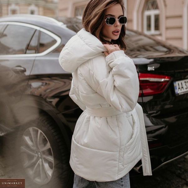 Купить зимнюю куртку белого цвета с поясом для женщин и капюшоном выгодно