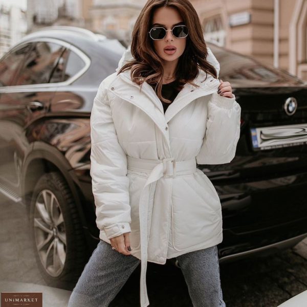 Купить в интернете зимнюю куртку женскую с поясом и капюшоном белого цвета