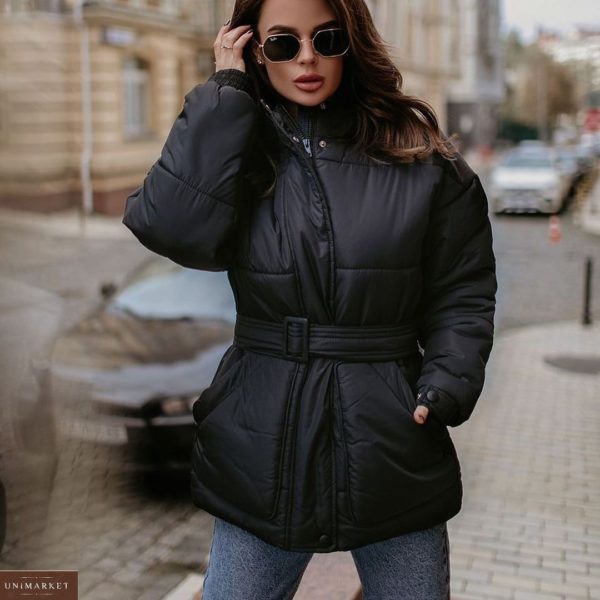 Придбати жіночу зимову куртку чорного кольору з поясом і капюшоном по знижці