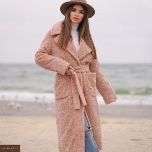 Купить выгодно женское зимнее пальто из каракуля с утеплителем цвета пудра