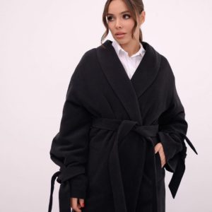 Заказать женское утеплённое пальто черное халат с поясом и с рукавами на завязках недорого