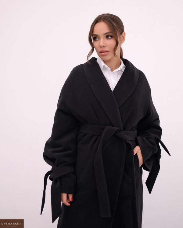 Заказать женское утеплённое пальто черное халат с поясом и с рукавами на завязках недорого