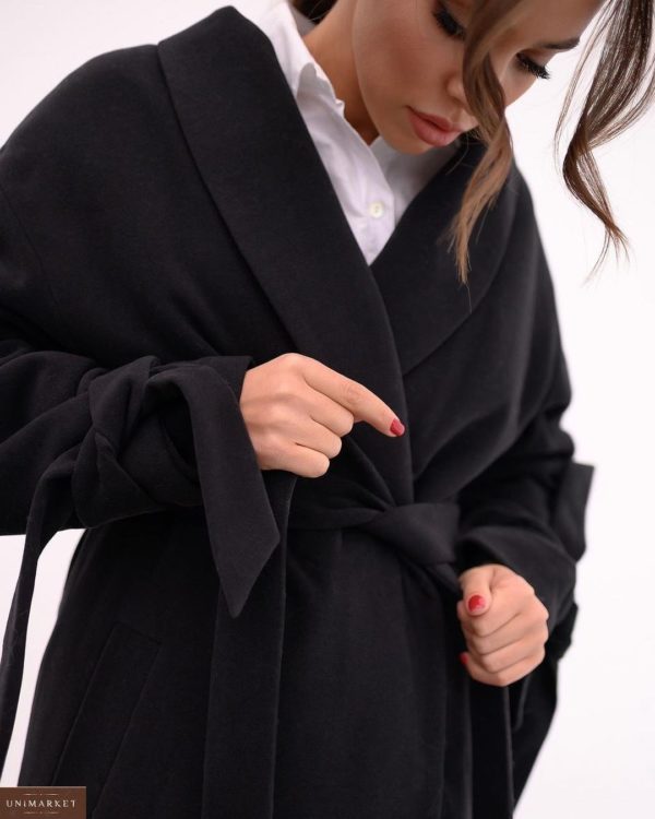Заказать онлайн выгодно женское утеплённое пальто халат с поясом и с рукавами на завязках черного цвета