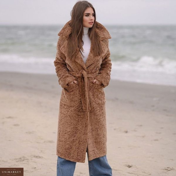 Заказать онлайн женское зимнее пальто из каракуля с утеплителем коричневое