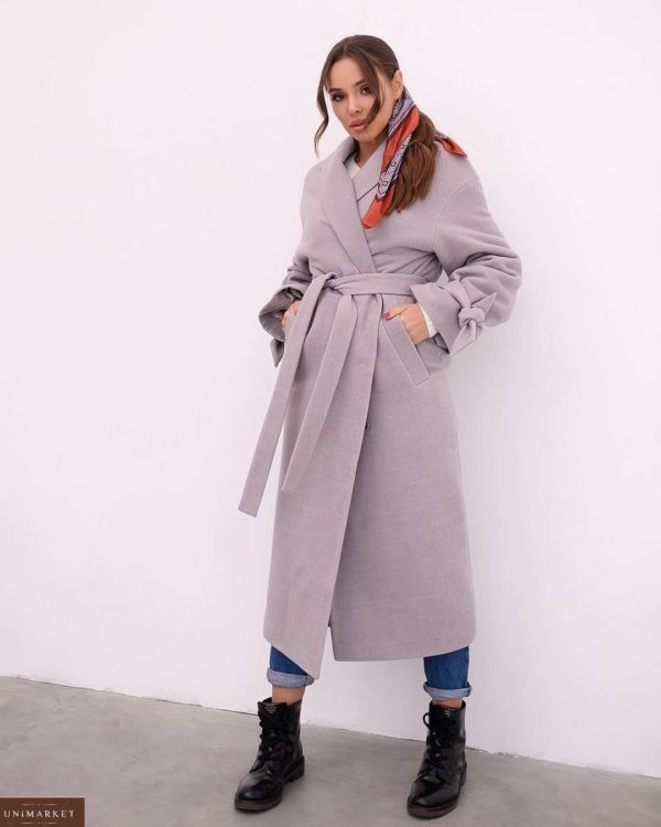 Заказать онлайн утеплённое пальто халат с поясом и с рукавами на завязках для женщин серого цвета