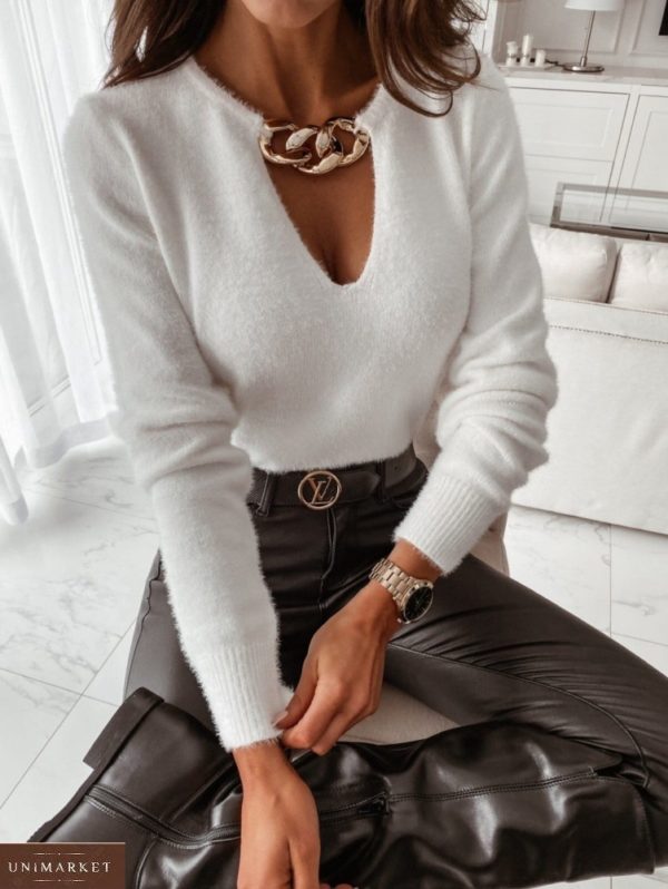 Купить белый женский мягкий свитер с декоративной цепью по скидке