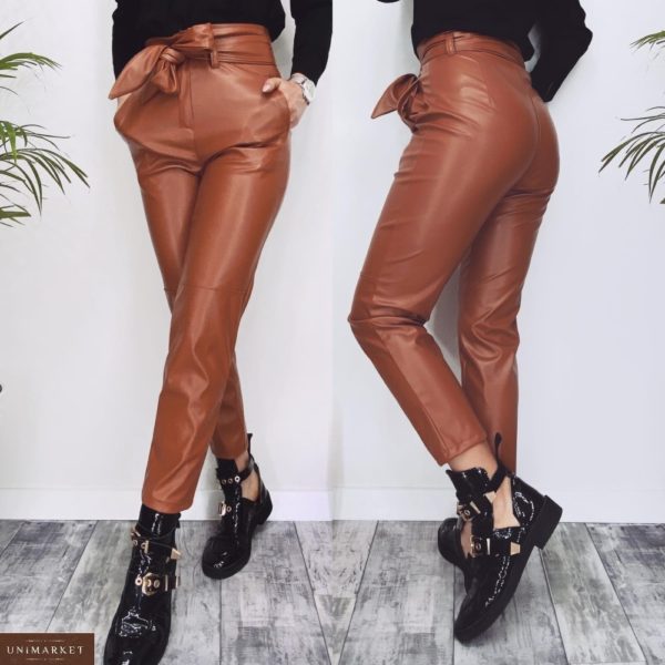 Приобрести по скидке женские укороченные брюки из эко кожи с поясом (размер 46-48) цвета карамель