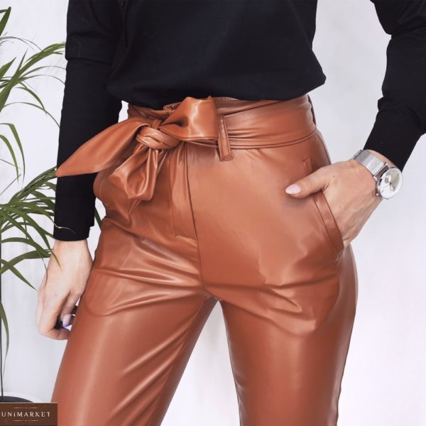 Заказать женские укороченные брюки из эко кожи с поясом (размер 46-48) цвета карамель в интернете