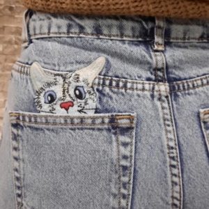 Заказать женские джинсы голубого цвета с вышитым котиком на заднем кармане онлайн
