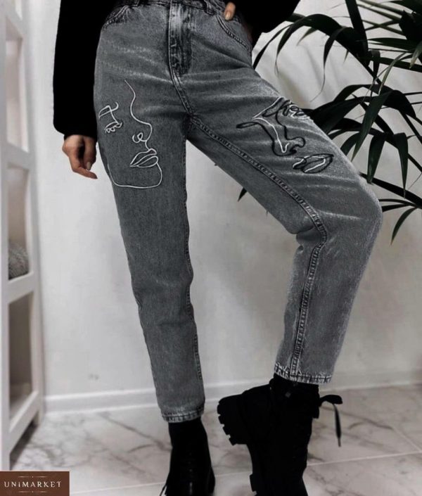 Заказать женские джинсы цвета графит мом с вышивкой и высокой талией по скидке