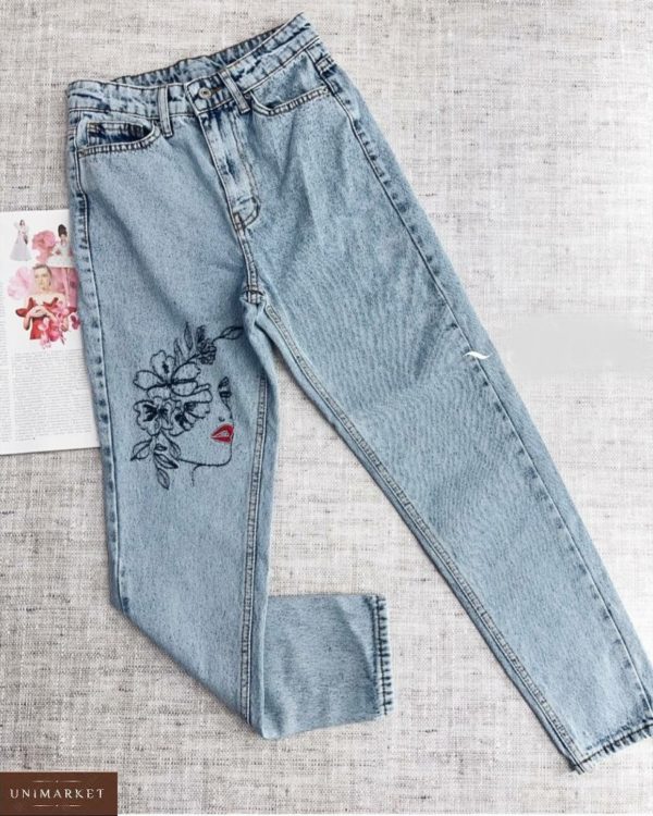 Придбати зі знижкою жіночі джинси мом з красивою вишивкою блакитного кольору