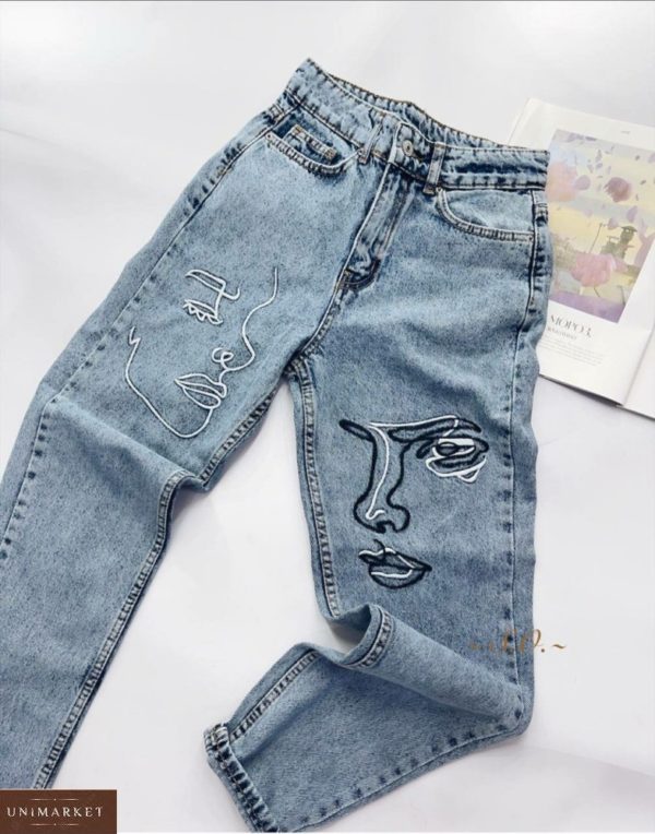 Купить в интернете женские джинсы мом с вышивкой и высокой талией голубого цвета