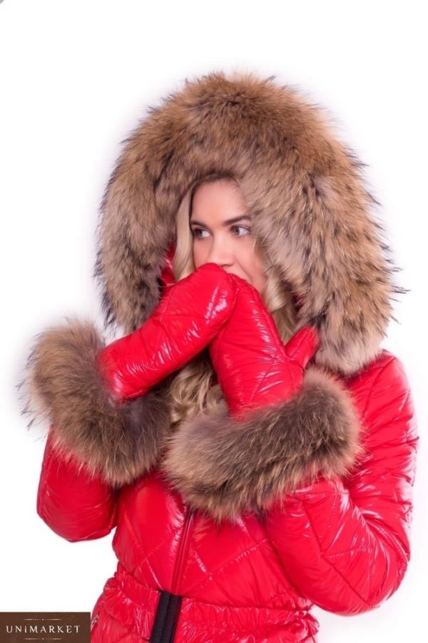 Купить онлайн женский зимний комбинезон с натуральным мехом енота+пояс и варежки (размер 42-50) красного цвета