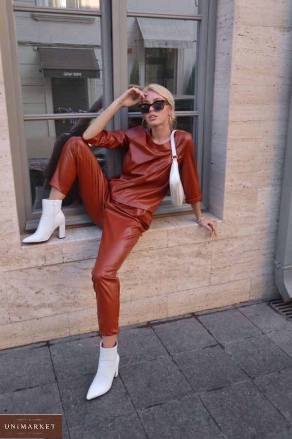 Купить онлайн женский костюм из эко-кожи: брюки + кофта на змейке коричневый