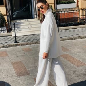 Купити жіночий білий вільний костюм з ангори зі светром під шию (розмір 42-52) вигідно