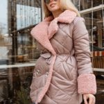 Заказать бежевую стёганую куртку из плащевки с отделкой из эко меха для женщин онлайн