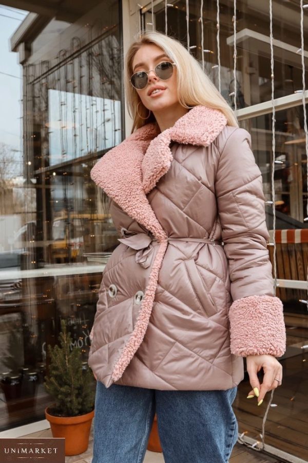 Заказать бежевую стёганую куртку из плащевки с отделкой из эко меха для женщин онлайн