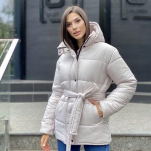 Купити молочну жіночу утеплену зимову куртку з поясом хорошої якості