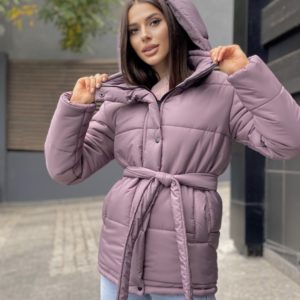Замовити онлайн кольору фреза утеплену зимову куртку з поясом для жінок