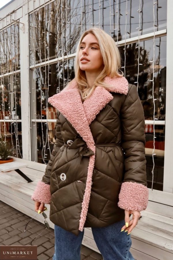 Купить коричневую стёганую женскую куртку из плащевки с отделкой из эко меха онлайн