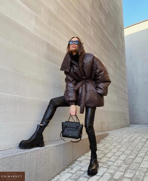 Приобрести онлайн коричневого цвета объемную куртку на поясе с высоким воротником для женщин