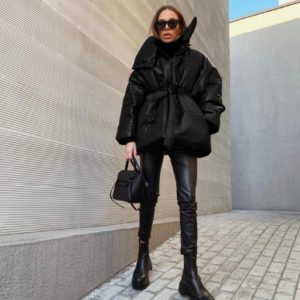Купить черную женскую объемную куртку на поясе с высоким воротником выгодно